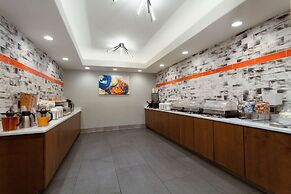 La Quinta Inn & Suites by Wyndham Ft. Myers-Sanibel Gateway