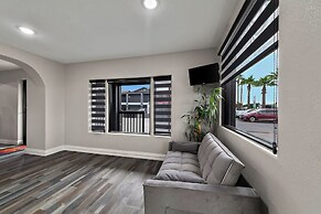 Econo Lodge Inn & Suites
