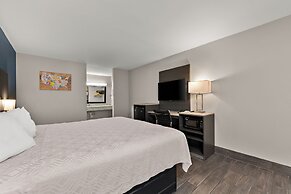 Econo Lodge Inn & Suites