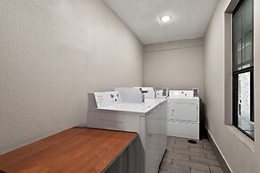 Econo Lodge Inn & Suites