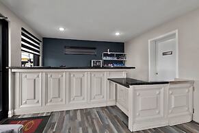 Econo Lodge Inn & Suites