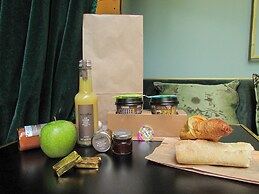 Hôtel de Neuve Le Marais by Happyculture