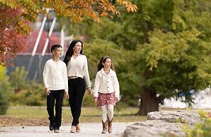 Holiday Inn Oakville Centre by IHG