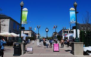 Holiday Inn Oakville Centre by IHG