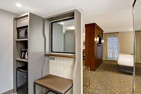 Holiday Inn Oakville Centre by IHG