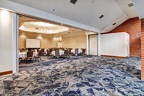 Holiday Inn Oakville Centre by IHG