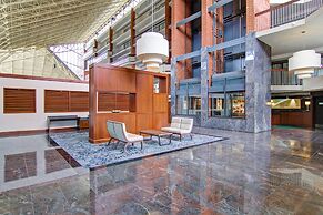 Holiday Inn Oakville Centre by IHG