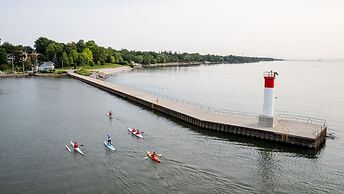 Holiday Inn Oakville Centre by IHG