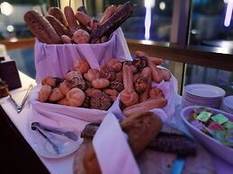 Crowne Plaza London- Gatwick Airport by IHG