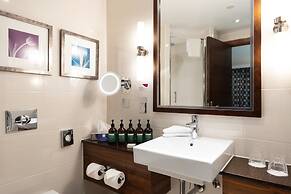 Crowne Plaza London- Gatwick Airport by IHG