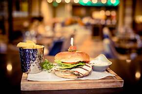 Crowne Plaza London- Gatwick Airport by IHG