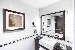 Crowne Plaza London- Gatwick Airport by IHG