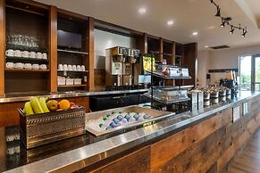 Best Western Plus Chocolate Lake Hotel