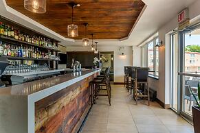 Best Western Plus Chocolate Lake Hotel