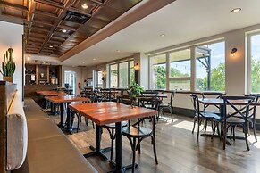 Best Western Plus Chocolate Lake Hotel