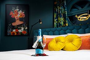 Three Corners Hotel Art