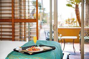 Pacific Terrace Hotel