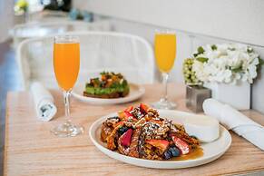 Pacific Terrace Hotel