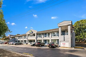 Days Inn by Wyndham Raleigh Glenwood-Crabtree