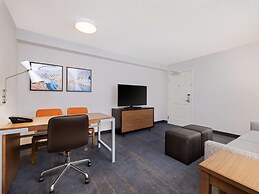 Embassy Suites by Hilton Chicago Downtown River North