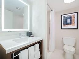 Embassy Suites by Hilton Chicago Downtown River North