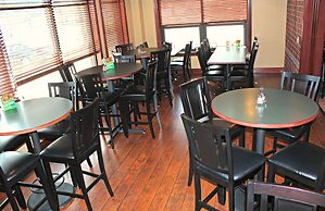 Express Suites Riverport Inn & Suites