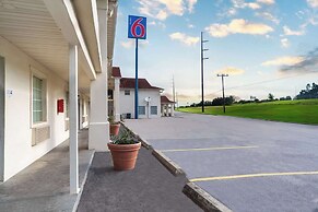 Motel 6 Livingston, TX