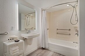 Crowne Plaza Melbourne - Oceanfront by IHG