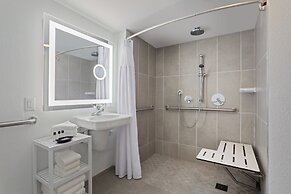 Crowne Plaza Melbourne - Oceanfront by IHG