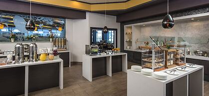 Crowne Plaza Melbourne - Oceanfront by IHG