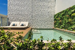 W South Beach