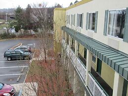 Super 8 by Wyndham New Cumberland