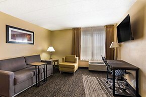 Quality Suites Milwaukee Airport