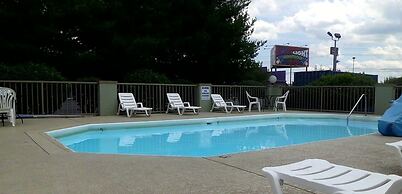 Super 8 by Wyndham Clarksville Northeast