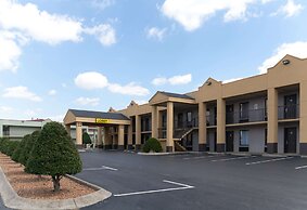 Super 8 by Wyndham Clarksville Northeast