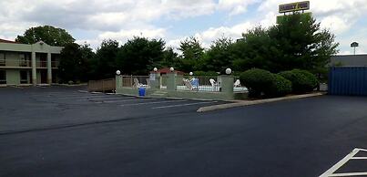 Super 8 by Wyndham Clarksville Northeast