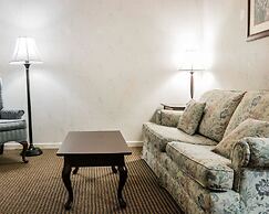 Econo Lodge & Suites