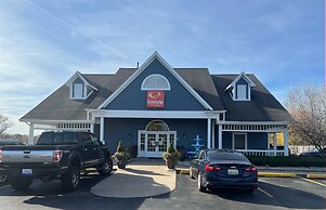 Econo Lodge & Suites