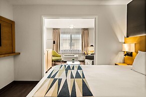 Oxford Suites Redding