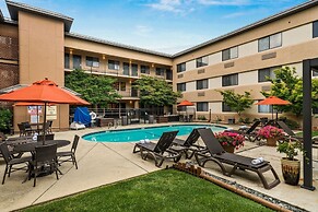 Oxford Suites Redding