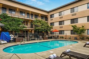 Oxford Suites Redding