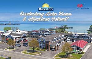 Days Inn by Wyndham Mackinaw City - Lakeview