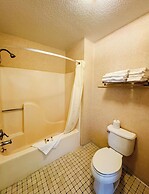 Days Inn by Wyndham Mackinaw City - Lakeview