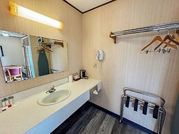 Days Inn by Wyndham Mackinaw City - Lakeview