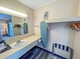 Days Inn by Wyndham Mackinaw City - Lakeview