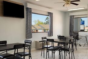 Days Inn & Suites by Wyndham Byram