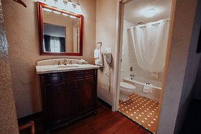 Lamplighter Inn & Suites - North