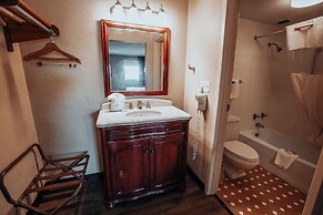 Lamplighter Inn & Suites - North