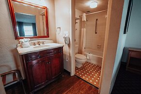 Lamplighter Inn & Suites - North
