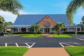 HomeTowne Studios By Red Roof Vero Beach - I-95
